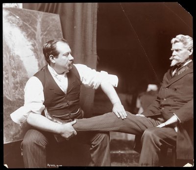 Professor Atkinson, ein englischer Knochenheiler, mit einem männlichen Patienten, 1898 von Byron Company